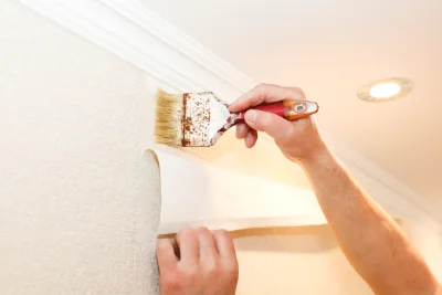 Pose de papier peint à Louvigné — revêtements muraux et toiles de verre